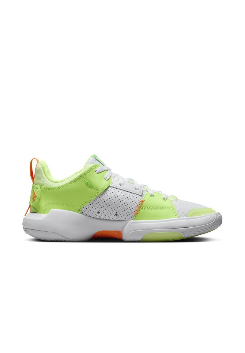 Zapatillas deportivas verde lima y blancas con una parte superior de malla texturizada, cuello acolchado y suela de goma, con acentos naranjas y un diseño perforado.