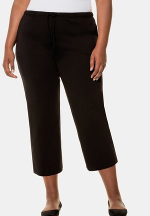 Pantaloni capri neri con vita elasticizzata e cordoncino, caratterizzati da una vestibilità comoda e un tessuto di cotone morbido.