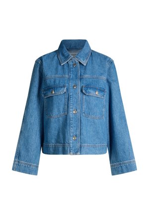 Blaue Jeansjacke mit vorderer Knopfleiste, zwei Brustklappentaschen mit Knöpfen und langen Ärmeln, auf weißem Hintergrund dargestellt.