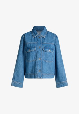 Blaue Jeansjacke mit vorderer Knopfleiste, zwei Brustklappentaschen mit Knöpfen und langen Ärmeln, auf weißem Hintergrund dargestellt.