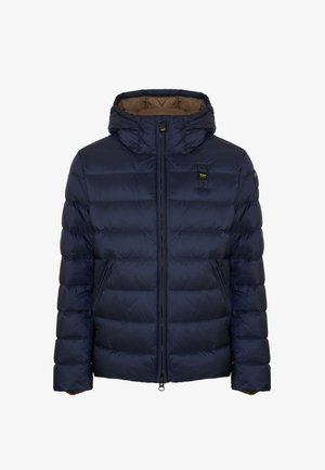 Dunkelblaue gepolsterte Jacke mit Kapuze, Frontreißverschluss, zwei Seiten Taschen und kleinem Logo-Patch auf der Brust und dem Ärmel.