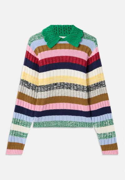 Maglione a coste multicolore con colletto in maglia verde. Presenta righe orizzontali in rosa, blu navy, beige, giallo e verde.