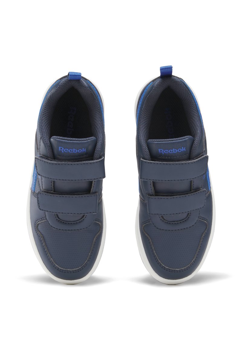 Zapatillas azul marino con correas de Velcro, cuello acolchado y parte superior sintética texturizada. Suela de goma blanca con acentos azules en los lados.