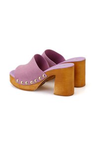 Paarse suede klompen met een brede open teen, voorzien van gouden studs langs de zijkant en een stevige houten hak voor ondersteuning.