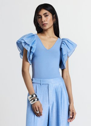 Calliope SCOLLO A V MANICHE - T-shirt con stampa - celeste