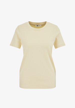 Beež lühikeste varrukatega peene lõikega T-särk, millel on ümar kaelus, esitatud ühevärvilisel valgel taustal.