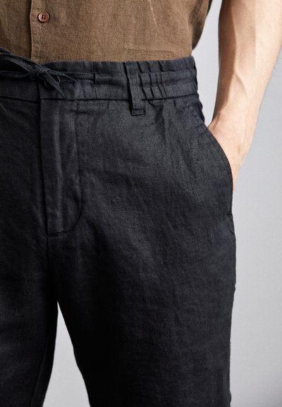 NN.07 SEB - Short - black