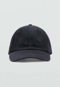 Schwarze Mütze aus denimähnlichem Material mit gebogenem Schirm. Vorderseite mit besticktem Text "The Classic Club". Sechsteiliger Aufbau.