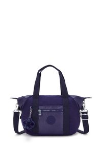 Lila Nylon-Handtasche mit zwei oberen Griffen, abnehmbarem Schultergurt, vordertasche mit Reißverschluss und einem flauschigen Affen-Schlüsselanhänger. Glatte Textur.