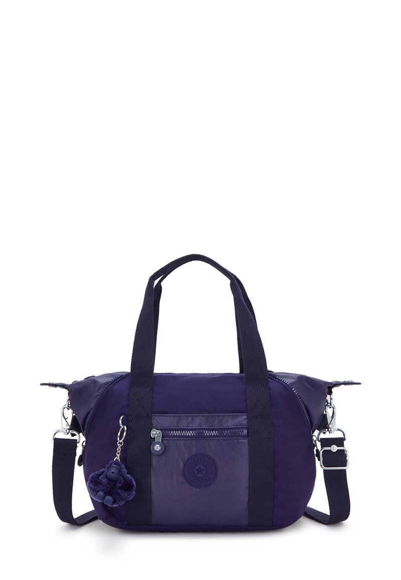 Lila Nylon-Handtasche mit zwei oberen Griffen, abnehmbarem Schultergurt, vordertasche mit Reißverschluss und einem flauschigen Affen-Schlüsselanhänger. Glatte Textur.