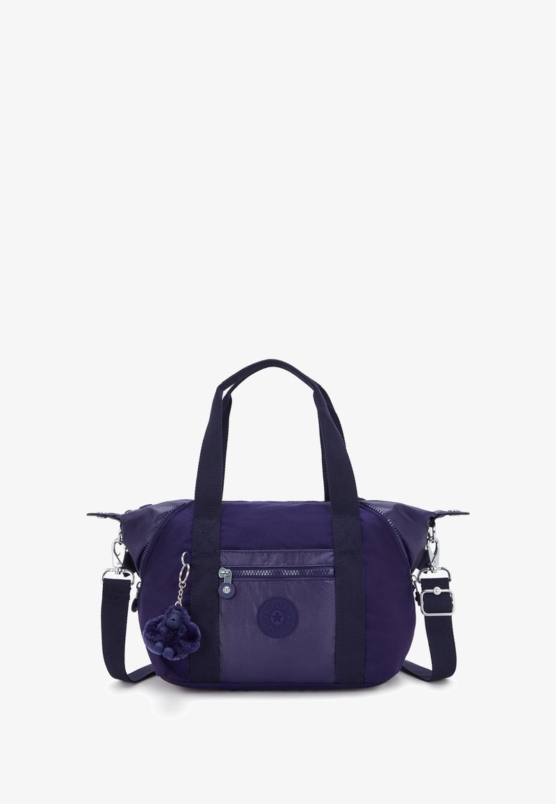 Lila Nylon-Handtasche mit zwei oberen Griffen, abnehmbarem Schultergurt, vordertasche mit Reißverschluss und einem flauschigen Affen-Schlüsselanhänger. Glatte Textur.