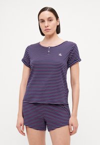 Ensemble de pyjama rayé bleu marine et rose comprenant un haut à manches courtes avec un col rond et un plastron à trois boutons, associé à un short assorti.