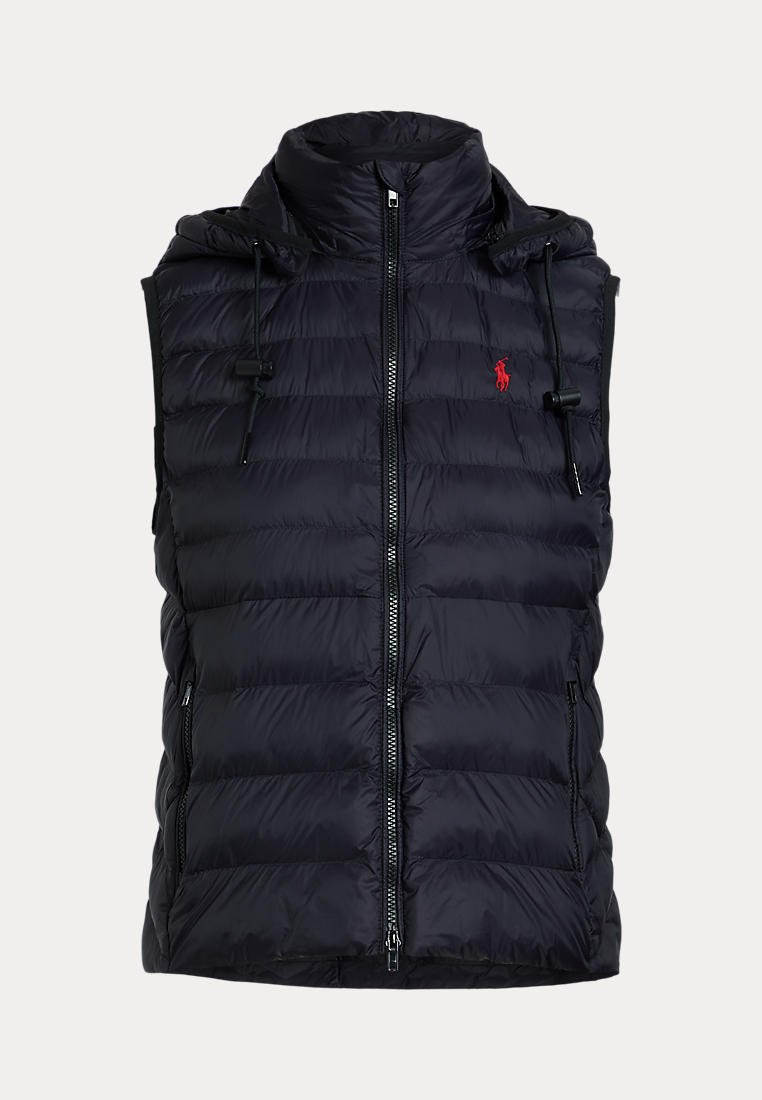 Gilet matelassé noir sans manches, avec col montant, capuche, fermeture éclair devant, poches latérales et petit logo rouge sur la poitrine.