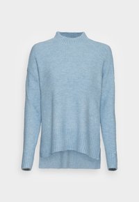 Hellblaues Strickpullover mit geripptem Stehkragen, Bündchen und Saum, ausgestattet mit einem asymmetrischen Saumdesign und langen Ärmeln.