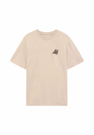 Beige T-shirt met korte mouwen en een kleine zwarte afbeelding van een kat die op een fiets rijdt, links op de borst.