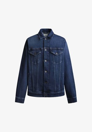 Tumma sininen farkkutakki, jossa on edessä nappikiinnitys, kaksi rintataskua ja pystysaumat. Takkissa on klassinen kaulus ja pitkät hihat.