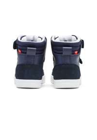 Granatowe trampki za kostkę wykonane z połączenia zamszu i skóry, biała gumowa podeszwa, wyściełany kołnierz i pasek na rzep. Detal z duńską flagą na pięcie.