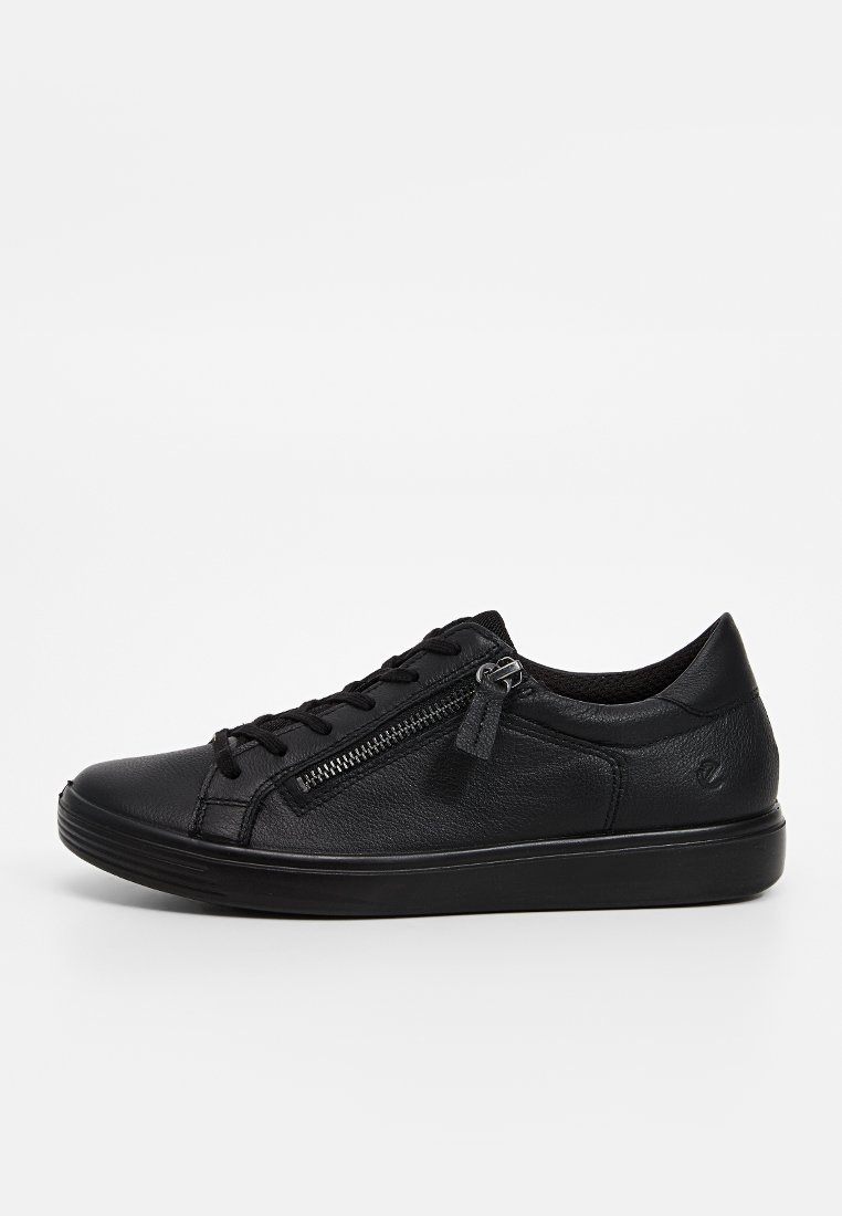 Schwarze Leder-Sneaker in niedriger Form mit schwarzen Schnürsenkeln, seitlichem Reißverschluss und Gummisohle, von der Außenseite auf weißem Hintergrund gezeigt.