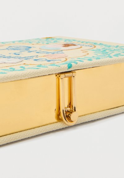 Διακοσμητικό ορθογώνιο τσαντάκι χειρός με χρυσό μεταλλικό πλαίσιο, υφασμάτινο κάλυμμα με μπλε και ροζ κεντητά σχέδια λουλουδιών και προσώπου, κούμπωμα με χρυσό κλείσιμο.