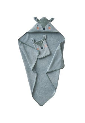 Baby-Kapuzenhandtuch und Waschlappen-Set in gedämpftem Grün, beide mit einem lächelnden Hirschgesicht mit Ohren und gestickten Details versehen.