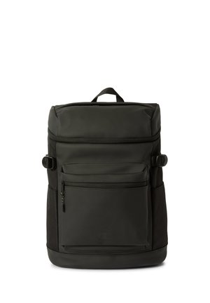 Czarny prostokątny plecak z przednią kieszenią na zamek, bocznymi klamrami i górnym uchwytem na białym tle.