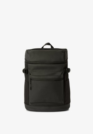 Zaino nero rettangolare con tasca frontale con cerniera, fibbie laterali e manico superiore su sfondo bianco.