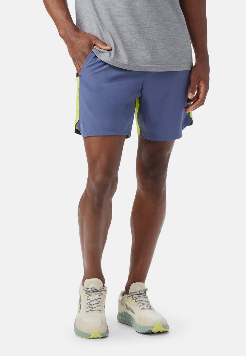 Herrblå atletiska shorts med neongröna sidodekor. Tillverkade i lätt material, med en slät yta och avkopplad passform.