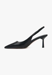 Zwarte leren slingback schoen met een spitse neus en een slanke hak. Glad oppervlak met een minimalistisch ontwerp en een elastieken banddetail.