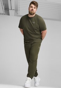 Puma BETTER ESSENTIALS TEE - T-shirts basic - dark olive