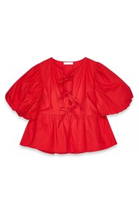 Blouse rouge à manches bouffantes en tissu léger, avec une coupe ample, un détail de lien au col et un ourlet évasé.