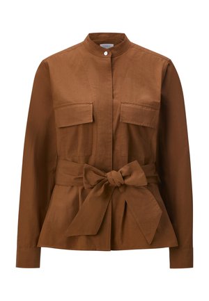 Chaqueta marrón de manga larga con cuello alto, dos bolsillos con solapa en el pecho, cierre frontal con botones y cinturón atado a la cintura.