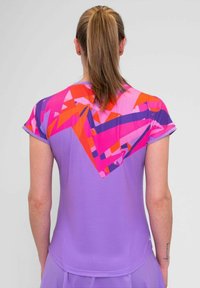Camiseta deportiva morada con un dise�ño geométrico en rosa, naranja y azul en la parte posterior. Fabricada con un tejido texturizado y transpirable, con mangas cortas.