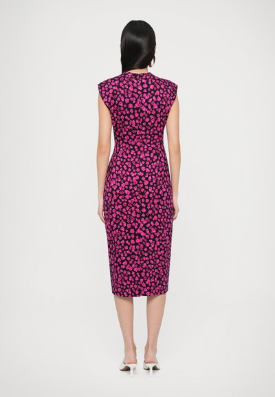 Fazonra szabott midi ruha ejtett vállú ujjakkal, fekete alapon rózsaszín virágos mintával, sima textúrával és hátul sliccelt résszel.