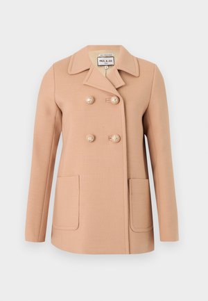 Blazer beige pour femme à double boutonnage avec larges revers, deux poches avant et boutons décoratifs en perles, étiqueté Paul & Joe Paris.