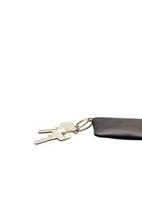 Portachiavi in pelle nera con anello in metallo argentato, fissato a tre chiavi metalliche. Texture liscia con dettagli in rilievo sulla pelle.