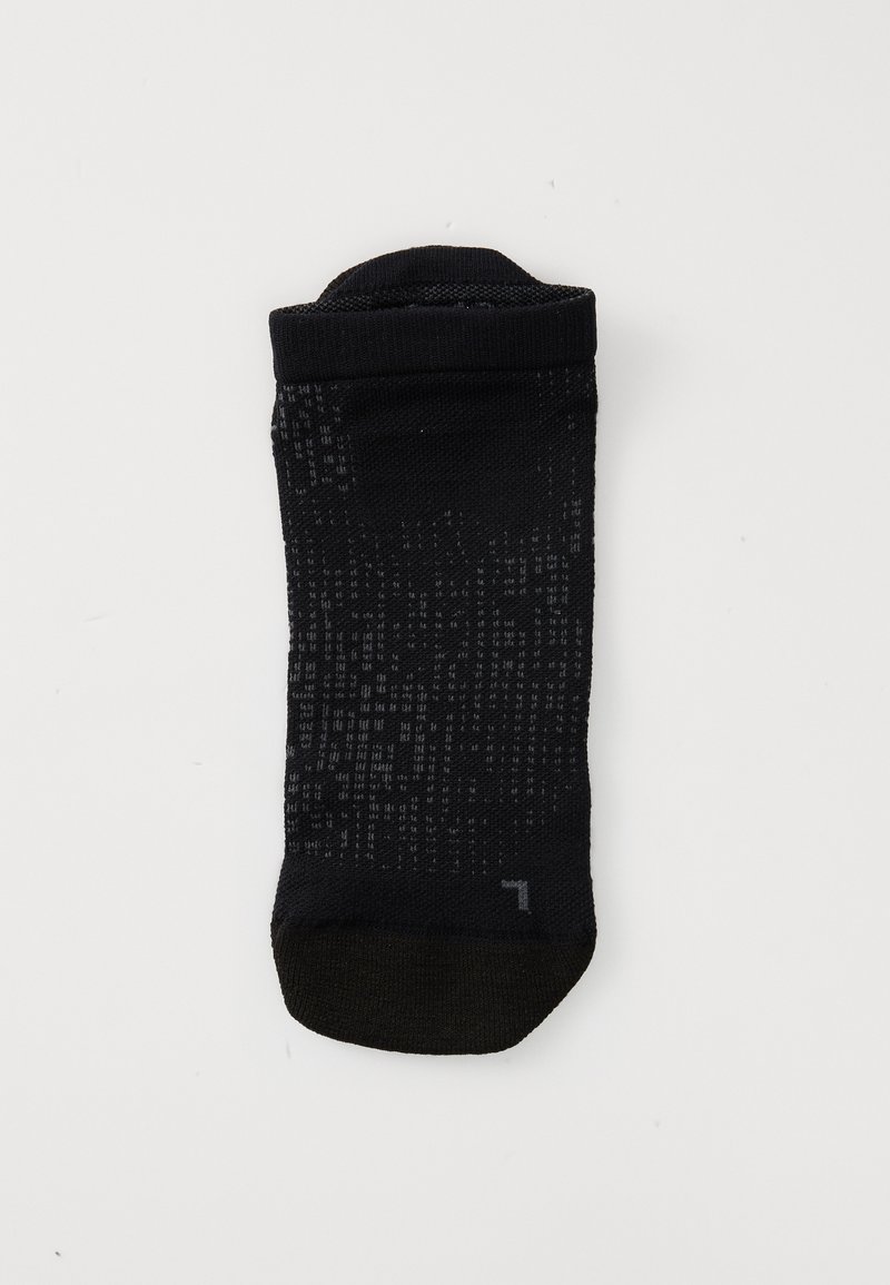 Schwarze Knöchel-Socken aus strukturiertem Material mit einem subtilen Muster, ausgestattet mit einer verstärkten Spitze und einem weichen, elastischen Bündchen am Öffnung.