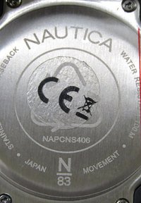 Nautica-Uhrenboden aus gebürstetem Edelstahl, mit "CE"-Kennzeichnung, Wasserbeständigkeitslabel und graviertem Text, der Modell und Uhrwerk beschreibt.