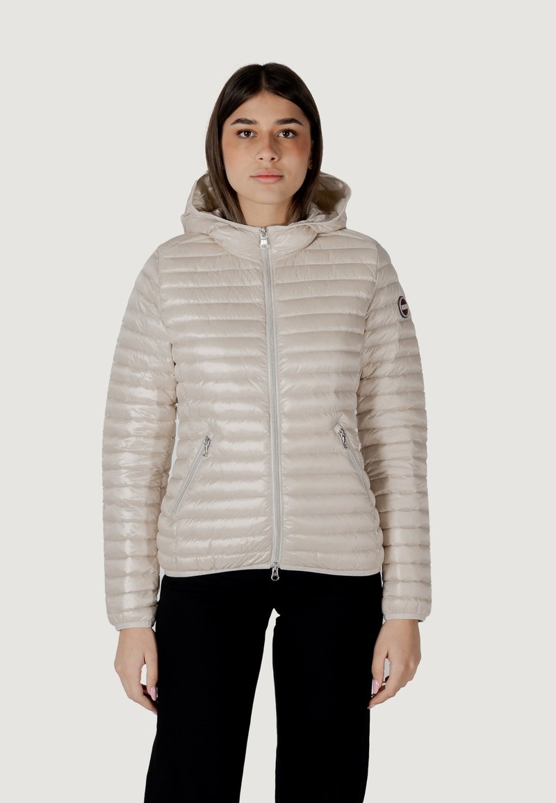 Giubbotto imbottito beige chiaro con zip frontale e tasche laterali, dotato di cappuccio e design trapuntato orizzontale; tessuto liscio e lucido.