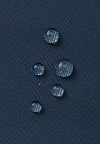 Gocce d'acqua su una superficie texturizzata di un blu scuro, che mostrano una qualità liscia e riflettente con dimensioni variabili da piccole a grandi.