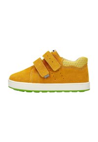 Sneaker per bambini giallo in suede con due cinturini in Velcro, suola intermedia bianca e suola in gomma verde. Presenta perforazioni lungo il lato.