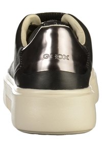 Baskets en cuir noir avec détail métallique au talon. Semelle plateforme crème avec texture striée. Marque Geox à l'arrière. Simplicité élégante.