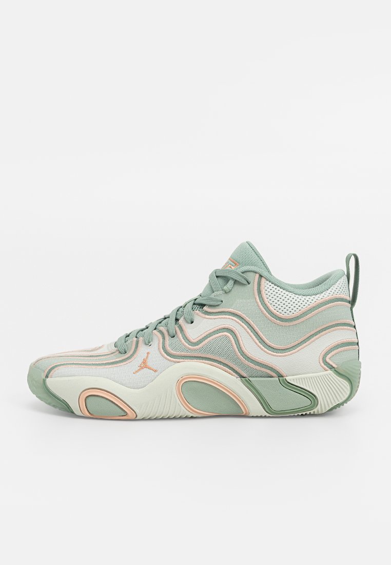 Scarpa sportiva alta di colore verde chiaro con accenti crema, caratterizzata da una superficie testurizzata, linee di design ondulate e una suola in gomma.