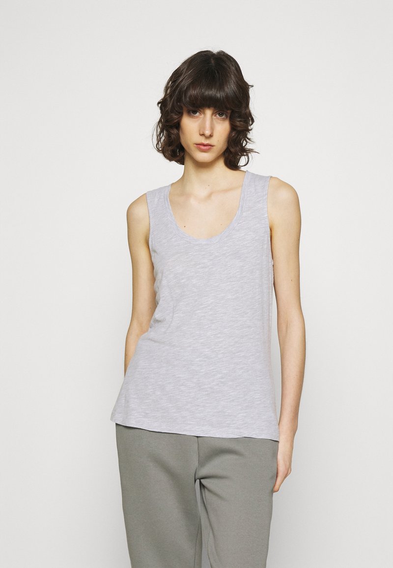 Šviesiai pilkas be rankovių marškinėlis su apvaliu kaklu, pagamintas iš minkštos, tekstūruotos medžiagos, turintis laisvą siluetą ir subtilų melangišką raštą.