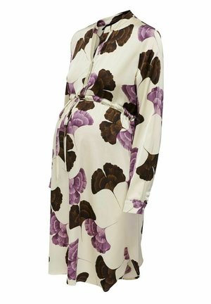 Langärmeliges Umstandskleid mit lila und braunem Blumenmuster, vorne mit Knöpfen, hohem Kragen und verstellbarem Taillengürtel auf cremefarbenem Hintergrund.