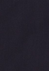 Tissu foncé avec une surface douce et texturée. La couleur est un bleu marine profond, uniformément répartie sans motifs ni accents visibles.