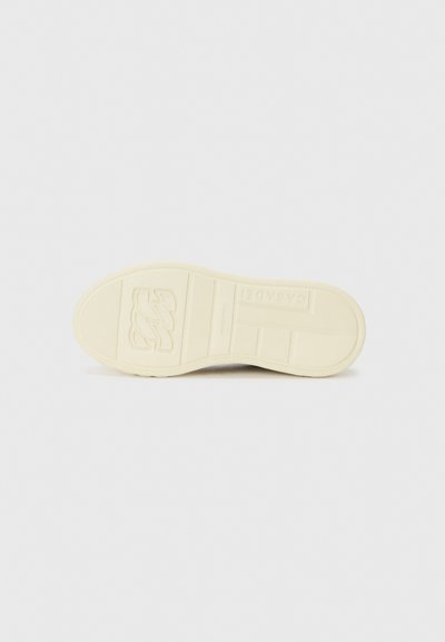 Semelle de sneaker Casadei, en caoutchouc, couleur crème, surface texturée avec détails en motif, logo en relief et rainures de traction.