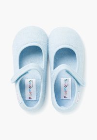 Zapatillas de tela de rizo azul claro con punta redondeada, estilo Mary Jane, que cuentan con una correa de Velcro ajustable y un suave forro interior.
