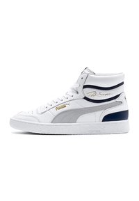 Baskets montantes blanches Puma avec des accents argentés et bleu marine, lacets blancs, logo Puma doré et signature de Rafael Sampson sur le côté.
