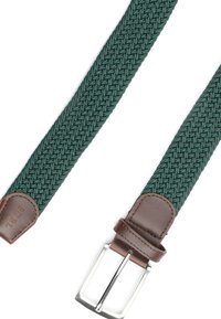 Gewebter grüner elastischer Gürtel mit braunen Lederakzenten, versehen mit einer silbernen Metallschnalle und einem Fischgrätmuster auf dem Riemen.