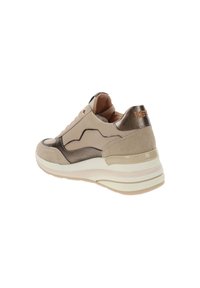 Sneakers beige con accenti metallici, realizzati in una combinazione di pelle e camoscio, con una spessa soletta bianca e un colletto imbottito.